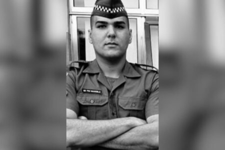 Imagem em preto e branco mostra o PM Marcelo Augusto da Silva, que foi morto após uma tentativa de assalto na rodovia dos Imigrantes, em São Paulo