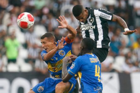 Imagem colorida do jogador do Botafogo cabeceando a bola - Metrópoles