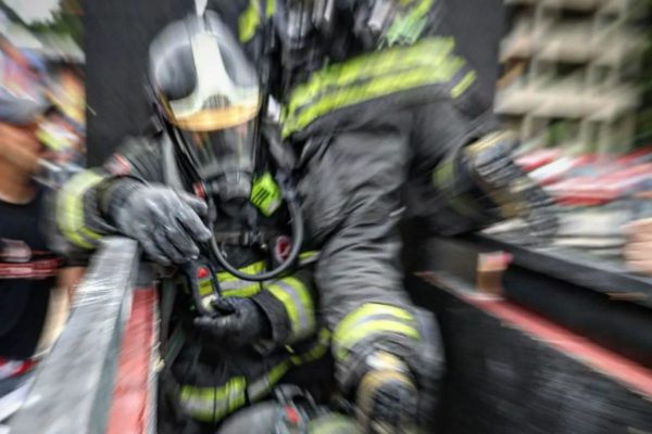 Imagem mostra bombeiro em ação no combate a incêndio - Metrópoles