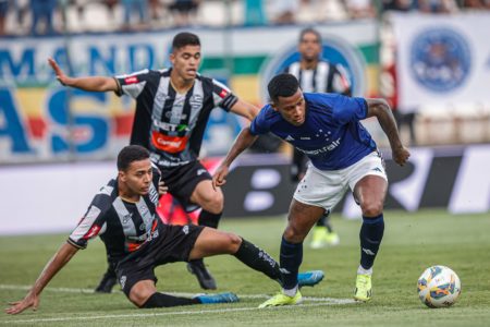 Imagem colorida de jogadores do Cruzeiro e Athletic - Metrópoles