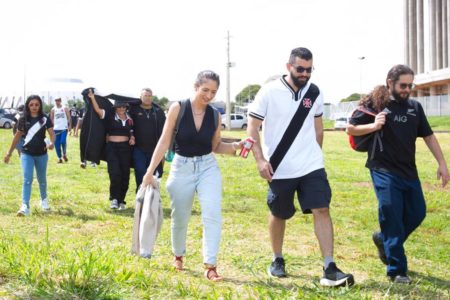 Imagem colorida dos torcedores do Vasco chegando ao estádio