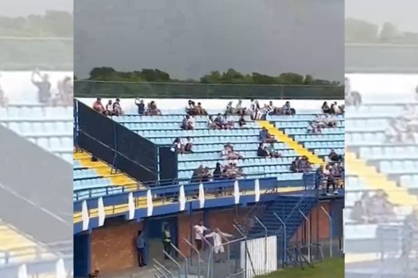 Foto colorida de torcedores do Avaí fazendo alusão ao acidente aéreo da Chapecoense - Metrópoles