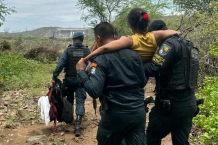 Na imagem, a mulher é carregada por militares