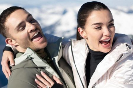 Ed Westwick e Amy Jackson durante pedido de casamento na Suíça - Metrópoles