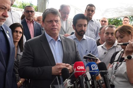 Imagem colorida mostra Tarcisio de Freitas, de frente para os microfones, ao lado de ricardo nunes e diversos apoiadores - Metrópoles