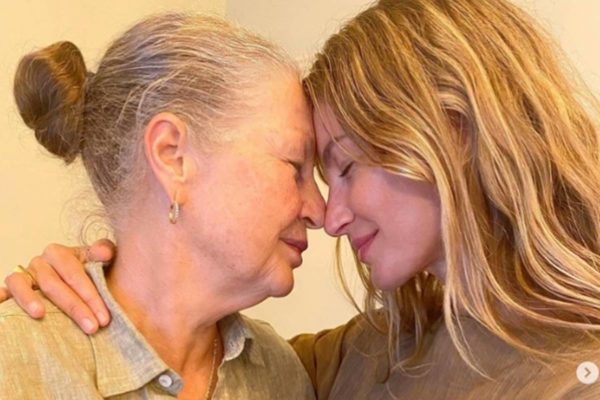 Foto colorida de Vânia Maria Nonnenmacher e Gisele Bündchen - Metrópoles