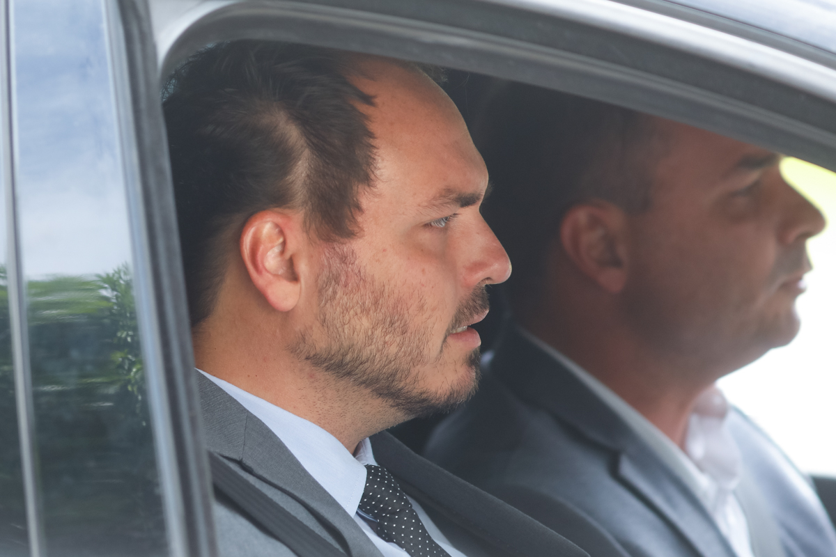Delegada Carlos Bolsonaro e Flavio Bolsonaro