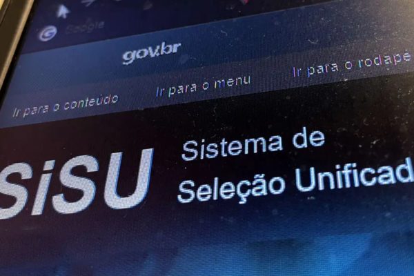 Imagem colorida de aparelho celular na página do Sisu - Metrópoles