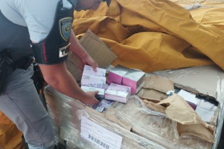 Imagem colorida mostra policial militar (PM) recolhendo carga de cigarros eletrônicos apreendida no interior de São Paulo - Metrópoles