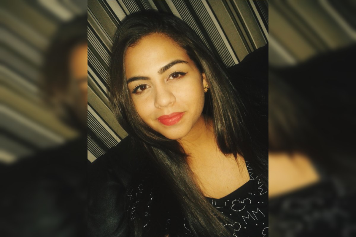 Gabriela Rosa, jovem de cabelos pretos