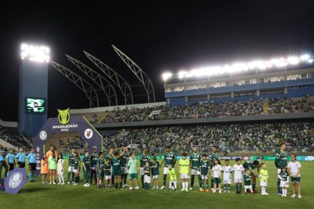 Jogadores do Palmeiras no gramado da Arena Barueri - Metrópoles