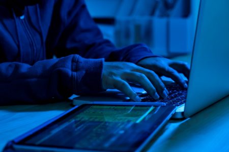 Imagem colorida de hacker - Metrópoles