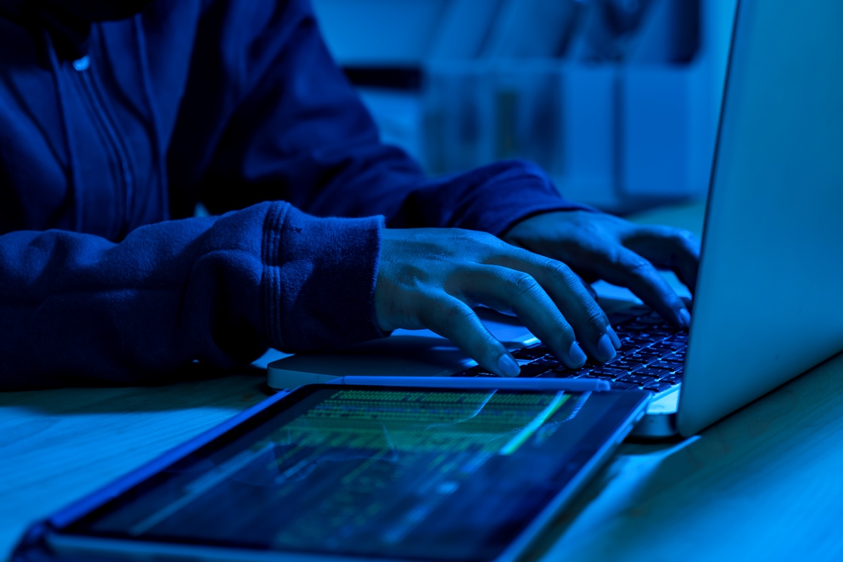 Imagem colorida de hacker - Metrópoles