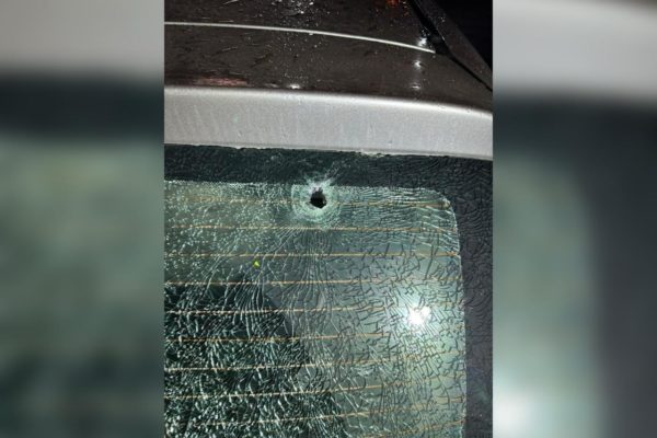 Imagem colorida de um carro após ser baleado por um sargento do CBMDF - Metrópoles