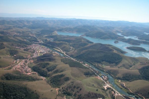 Imagem colorida mostra vista aérea da cidade de Paraibuna, que sofreu com um tremor de terra - Metrópoles