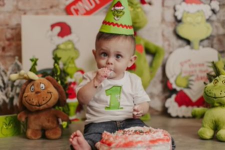 Menino come bolo de aniversário de 1 ano - Metrópoles
