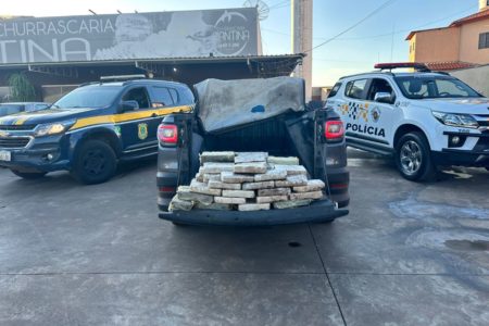 Imagem colorida mostra carro apreendido pela polícia carregado com quase 100 kg de cocaína no interior de São Paulo; homem que dirigia veículo foi preso - Metrópoles