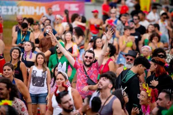 Foto colorida do bloquinho brasiliense FullGil - Metrópoles