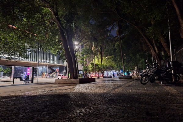 Imagem mostra avenida em período noturno - Metrópoles