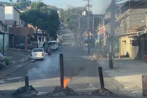 Imagem colorida de operação do Bope na zona oeste do Rio de Janeiro - Metrópoles