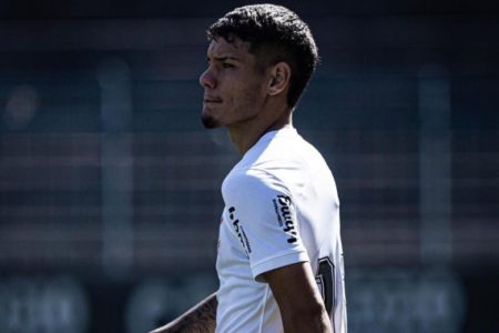 Imagem de jogador com camisa do Corinthians caminhando - Metrópoles