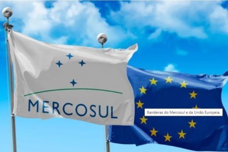 Imagem colorida de Bandeiras do Mercosul e União Europeia