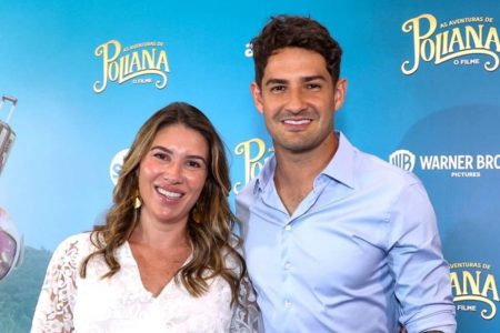 Foto colorida de Rebeca Abravanel e Alexandre Pato. Ela usa branco e está grávida, ele usa blusa azul e sorri - Metrópoles