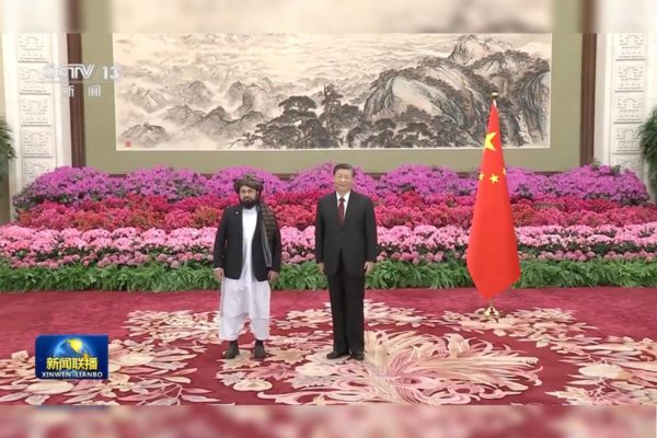 Imagem colorida mostra o presidente Xi Jinping ao lado do embaixador do Talibã - Metrópoles