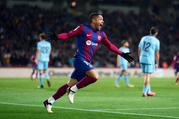 Vitor Roque comemora seu primeiro gol pelo Barcelona - Metrópoles