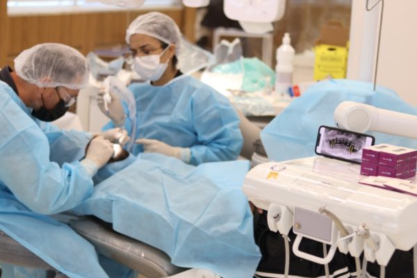 Fotografia colorida de uma aula de odontologia na Faculdade Aria