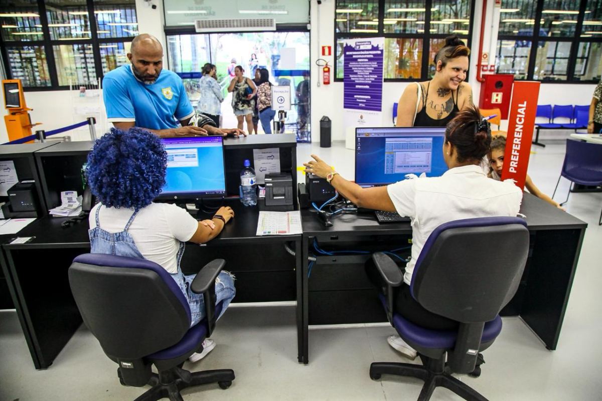 Foto colorida de atendimento nas unidades do Descomplica precisam ser agendados - Metrópoles