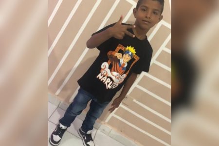 Imagem colorida mostra o menino venezuelano Keiner Geremias Caraballo Marcano, de 7 anos, que foi encontrado morto em Sâo Paulo; ele é um menino de pele morena, vestindo camiseta preta e calça jeans - Metrópoles