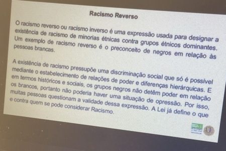 Print da antiga versão dos slides falando sobre "racismo reverso".