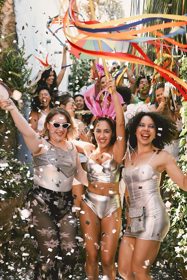 Na imagem com cor, mulheres curtem bloquinho de Carnaval - Metrópoles