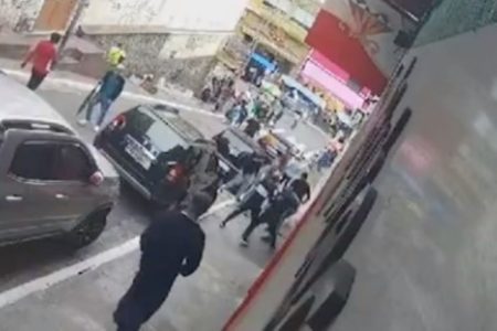 Imagem colorida de câmera de segurança mostra bandidos puxando um homem holandês pelo pescoço para roubar uma correntinha no centro de São Paulo - Metrópoles