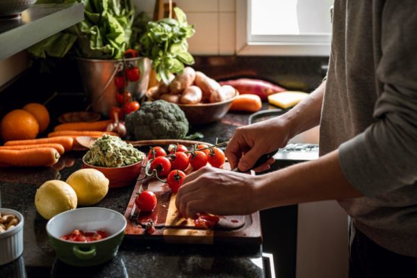 Vários alimentos sendo cortados na bancada