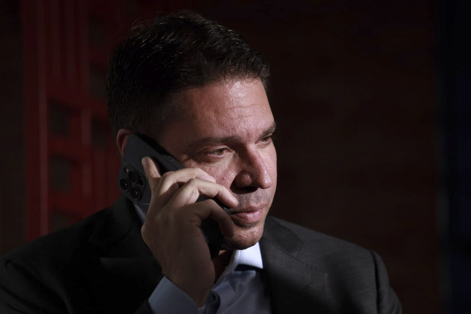 Imagem colorida da entrevista com o deputado federal do PL e ex-diretor-geral da Abin Alexandre Ramagem no estúdio do Portal Metrópoles