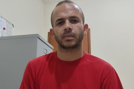 Imagem colorida de um homem com camiseta vermelha- Metrópoles