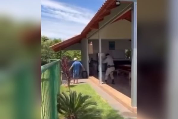 imagem colorida homem em surto contido arma de choque goias