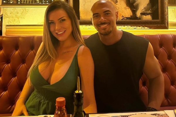 Andressa Urach e o namorado, Lucas Matheus posam juntos em um restaurante - Metrópoles