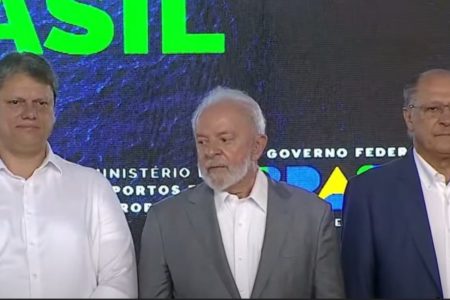 foto colorida de Lula, Alckmin e Tarcísio durante evento de assinatura do convênio para construção do Túnel Santos-Guarujá - Metrópoles