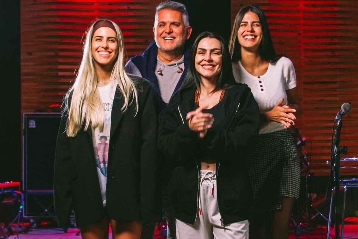 Orlando Morais, e as filhas Anttónia e Ana, e Cleo durante um dos shows - Metrópoles