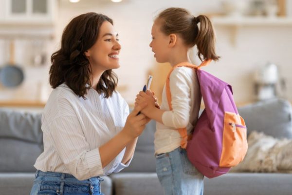 mãe e filha em volta as aulas primeiro dia