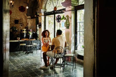 um casal sentado em uma mesa de um restaurante