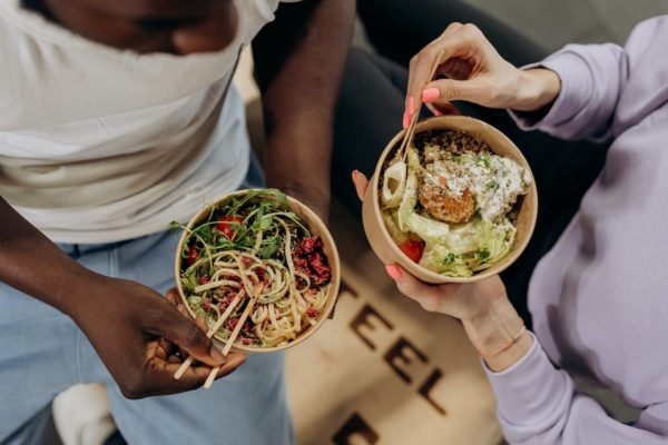 Duas pessoas comendo lanche saudável - Metrópoles