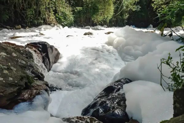 Foto colorida de vazamento de ácido sulfônico em Joinville - Metrópoles