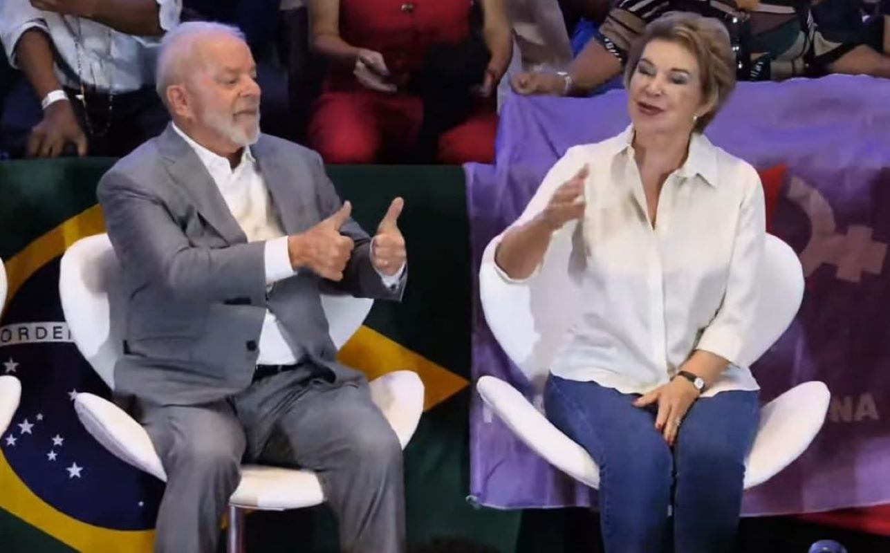 Imagem colorida do presidente Lula sentado ao lado de Marta Suplicy em evento do PT em São Paulo - Metrópoles