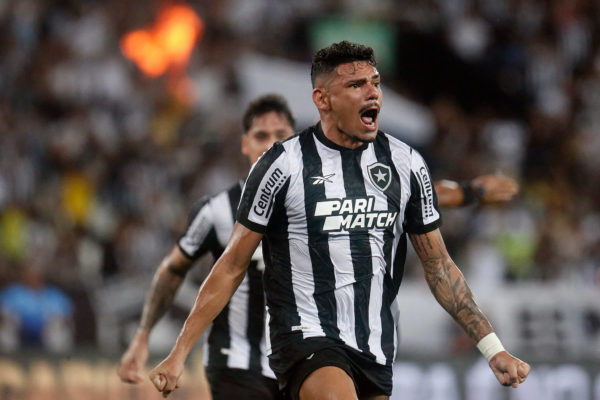 Tiquinho Soares, do Botafogo, comemora gol no Campeonato Carioca