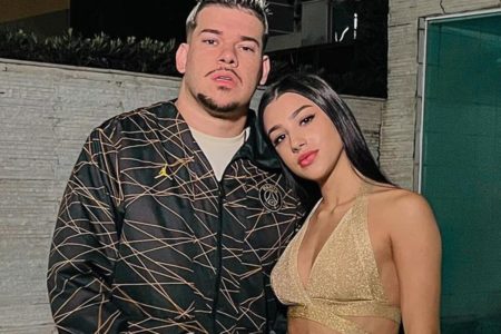 DJ Buarque e Bia Miranda posam juntos e sérios - Metrópoles
