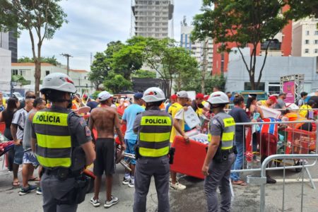 Imagem colorida mostra PMs no local de acesso aos desfiles de Carnaval - Metrópoles